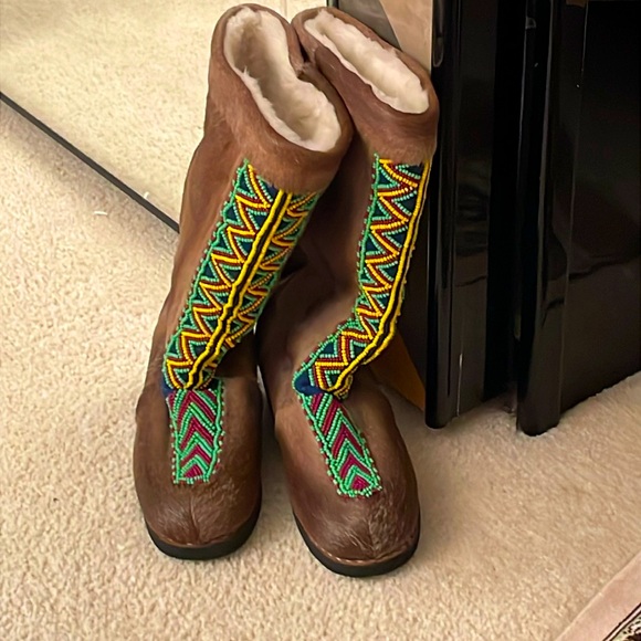 Weird RainDeer fur Aztec boots 🥾 with handmadede bead - Picture 2 of 4